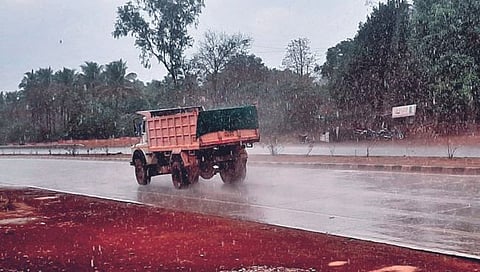 सिंधुदुर्ग, रत्नागिरी जिल्ह्यांत अवकाळी पावसाचा तडाखा; पाच दिवस वार्यासह हलक्या पावसाची शक्यता