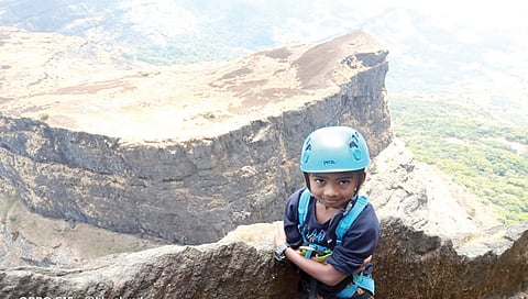 इगतपुरी : अलंग, मदन किल्ले सर करताना चिमुकला विहान.