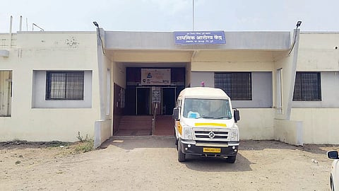 पुणे: शेळगाव प्राथमिक आरोग्य केंद्र १० दिवसांपासून अंधारात, रुग्णांची गैरसोय, अधिकार्यांचे दुर्लक्ष