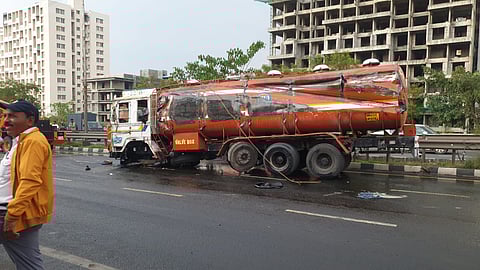 पुणे: नवले पुलाजवळ खोबरे तेलाने भरलेला कंटेनर उलटला, हजारो लिटर तेलाची गळती झाल्याने महामार्ग बनला निसरडा