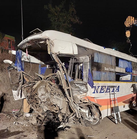 पुणे- बंगळुरू हायवेवर खासगी बस – ट्रकचा भीषण अपघात ; 4 जणांचा मृत्यू