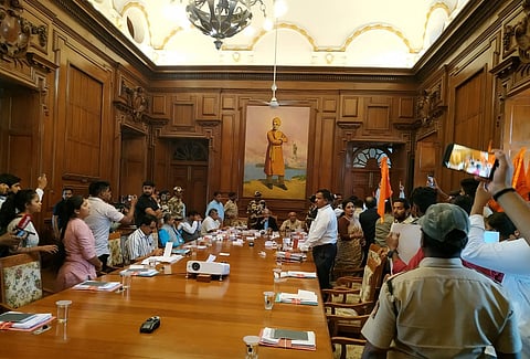 अश्लील रॅप साँग प्रकरणी अभविपकडून पुणे विद्यापीठात तोडफोड