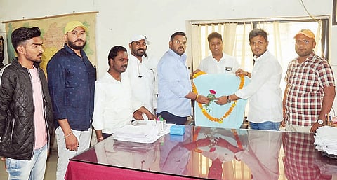 नगर: उप अधीक्षकांच्या खुर्चीला घातला पुष्पहार, भूमि अभिलेख कार्यालयात राष्ट्रवादी विद्यार्थी काँग्रेसने केले आंदोलन