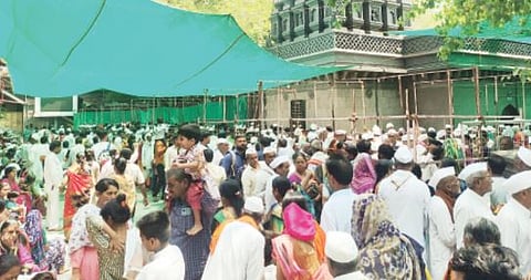 चैत्र वारीनिमित्त आळंदीत भाविकांची गर्दी ;दर्शनबारीअभावी उन्हात वारकर्यांचे हाल