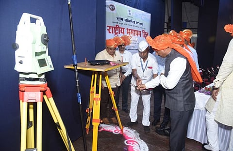 कार्यक्रमाचे उद्घाटन करताना भुमिअभिलेख विभागाचे उपसंचालक अनिल माने व मान्यवर