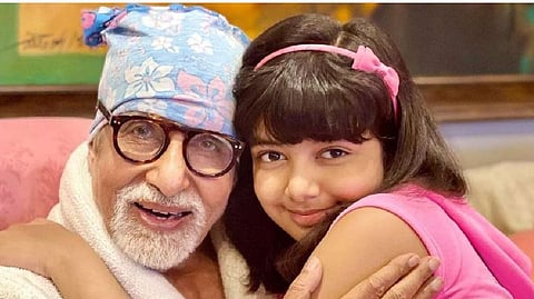 आजोबा अमिताभ बच्चन यांच्या समवेत आराध्या बच्चन. ( संग्रहित छायाचित्र)