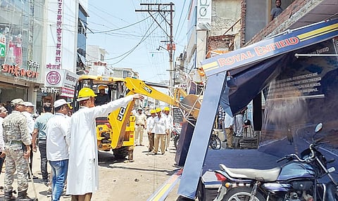 नगर : कापडबाजारातील अतिक्रमणांवर हातोडा