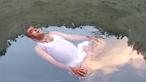 पाण्यावर तरंगणाऱ्या बाबांची चर्चा