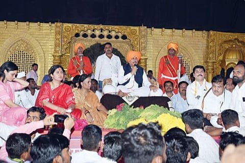 मुंडे बंधू-भगिनीचे मनोमिलन? भारजवाडी येथे श्री संत भगवानबाबा नारळी सप्ताहात आले एकाच मंचावर