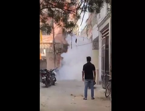 अतिक अहमदचा वकीलाच्या घराजवळ बॉम्बहल्ला झाला. या घटनेने प्रयागराजमध्ये प्रचंड खळबळ माजली आहे.