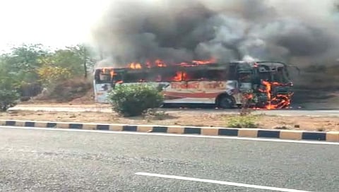 नागपूर: कोंढाळीजवळ शिवशाही बस जळून खाक; १६ प्रवासी बचावले