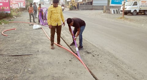 पुणे : केबलसाठी रस्ता मधोमध तोडला ; महापालिका प्रशासनाचे दुर्लक्ष