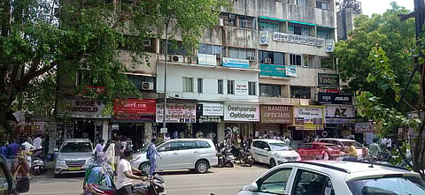 नाशिक : बांधकाम व्यावसायिकांवर छापे टाकतांना प्राप्तीकर विभाग. (छाया: हेमंत घोरपडे)