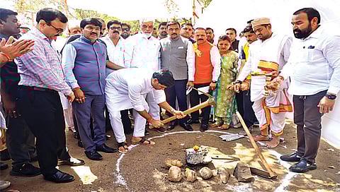 नाशिक : पहिल्या ई-वाहन चार्जिंग स्टेशनचे भूमिपूजन करताना खासदार श्रीकांत शिंदे. समवेत पालकमंत्री दादा भुसे, खासदार हेमंत गोडसे, मनपा आयुक्त डॉ. चंद्रकांत पुलकुंडवार, भाऊसाहेब चौधरी, अजय बोरस्ते, राजू लवटे, प्रवीण तिदमे आदी.
