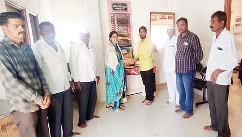 देवळा : पोलिस दलात निवड झाल्याबद्दल अंकिता शेवाळेचा सत्कार करताना सरपंच वैभव पवार, उपसरपंच श्रावण बोरसे आदी.