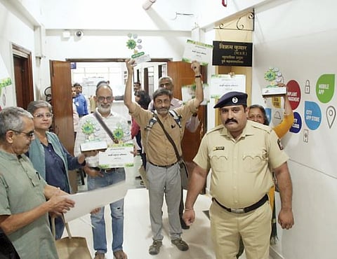 पुणे : पर्यावरणप्रेमींची पुरस्कारवापसी ; पालिका आयुक्तांनी भेट नाकारल्याने निषेध