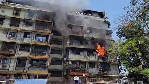 इमारतीला भीषण आग