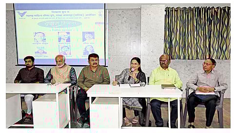 नाशिक : गझल विश्वास प्रसंगी कुणाल शिरुडे, अजय बिरारी, नंदिकिशोर ठोंबरे, प्रविण पगार, अलका कुलकर्णी, राधाकृष्ण साळुंके.