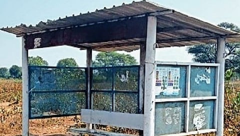 हिंगोली : जवळाबाजार बसस्थानक प्रवासी निवाराकडे महामंडळाला पडला विसर!