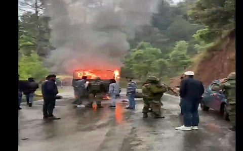 जम्मू-काश्मीरमध्ये भारतीय लष्कराच्या वाहनाला आग, दोन जवान शहीद