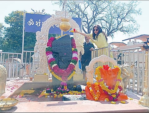 अभिनेत्री जुही चावलाचे शनिदर्शन