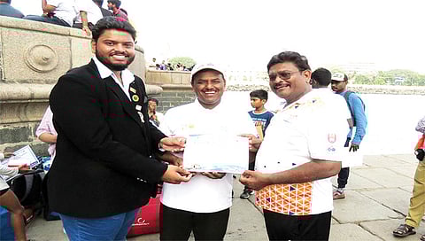 मालेगाव : क्रीडाप्रशिक्षक प्रा. नितीन खैरनार यांना सन्मानित करताना.