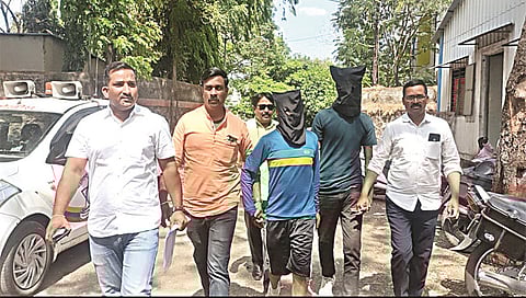 सिडको : गोळीबार प्रकरणातील ताब्यात घेतलेले संशयित आरोपी. समवेत पोलिस.