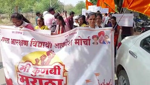 कुणबी मराठा प्रमाणपत्रासाठी मराठा विद्यार्थी रस्त्यावर