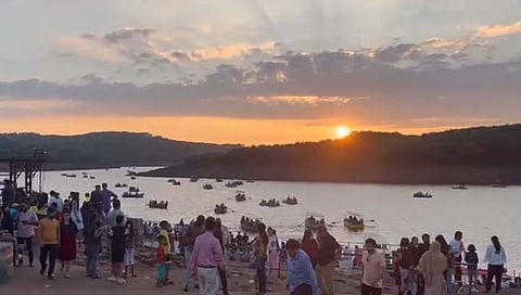 सातारा : पर्यटननगरीस ”बहर” सलग सुट्ट्यांमुळे महाबळेश्वर पर्यटकांनी बहरले