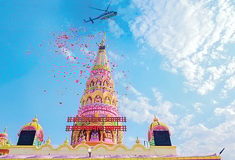 नगर : मंदिरावर हेलिकॉप्टरमधून पुष्पवृष्टी