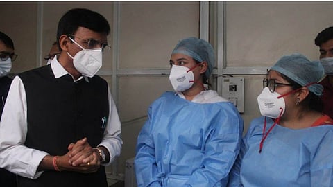 केंद्रीय आरोग्य मंत्री मनसुख मांडविया यांनी आज दिल्लीतील राममनोहर लोहिया रुग्णालयास भेट दिली. येथे त्यांनी रुग्णालयातील आरोग्य व्यवस्थेची पाहणी केली.