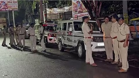 बुरहानपूर जिल्ह्यातील नेपानगर पोलीस स्टेशनवर जमावाने हल्ला केला. यानंतर येथील पोलीस बंदोबस्त वाढविण्यात आला आहे.