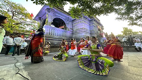 पंचवटी : श्री काळाराम मंदिरातील सांस्कृतिक कार्यक्रमात विविध कलांचे सादरीकरण करताना कलाकार. (छाया : गणेश बोडके)