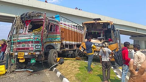 चंद्रपूर- नागपूर महामार्गावर बस – ट्रकची धडक ; ५ जण जखमी