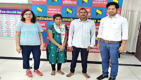 नाशिक : यशस्वी मेंदू शस्त्रक्रियेच्या रुग्णासह नामको हॉस्पिटलची टीम.