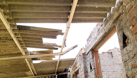 अडसरे खुर्द : येथे वादळी वा-यामुळे बाळू साबळे यांच्या घराचे झालेले नुकसान.