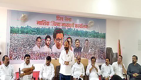 पंचवटी : नाशिक कृषी उत्पन्न बाजार समितीच्या निवडणुकीतील इच्छुकांच्या बैठकीप्रसंगी माजी आमदार वसंत गिते, विनायक पांडे, विलास शिंदे, महेश बडवे, बाळासाहेब कोकणे, डी. जी. सूर्यवंशी, गोकुळ पिंगळे आदी. (छाया : गणेश बोडके)