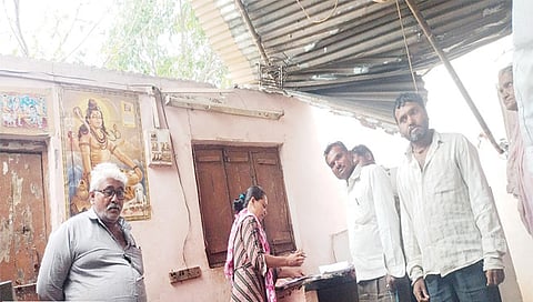 मालेगाव : गिलाणे येथे वादळी वार्यात पत्रे उडालेल्या घरांचा पंचनामा करताना महसूलचे पथक.