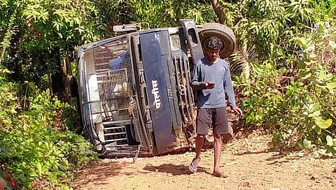 पोलीस वाहनाला अपघात