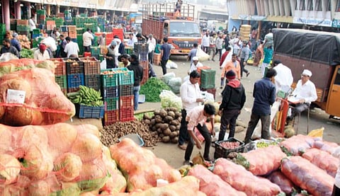अक्षयतृतीयेमुळे शेतमालाची आवक रोडावली