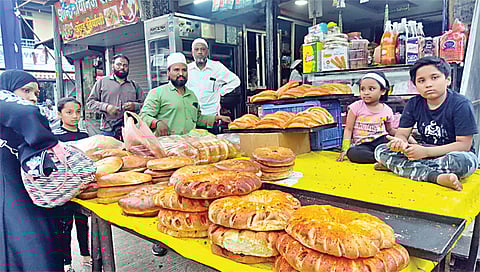 जुने नाशिक : येथील चौक मंडई भागात इफ्तार बाजारात विविध प्रकारचे नान खरेदी करताना मुस्लीम बांधव व महिला. (छाया: कादिर पठाण)