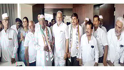 सिन्नर : संदीप सांगळे, जगन्नाथ खैरनार यांचे राष्ट्रवादी काँग्रेस पक्षात स्वागत करताना आमदार माणिकराव कोकाटे. समवेत कार्यकर्ते.