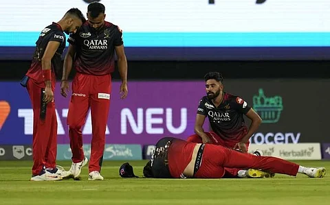 RCB IPL 2023 : विजयानंतरही RCB चे टेन्शन वाढले! ‘हा’ स्टार खेळाडू जायबंदी