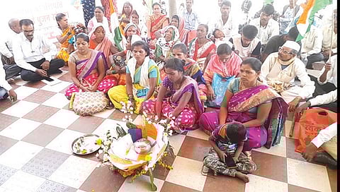 इगतपुरी : रेशनचे धान्य मिळण्यासाठी तहसील कार्यालयाबाहेर बसलेले आंदोलक.