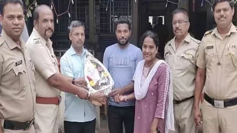 रिक्षाचालकाचा प्रामाणिकपणा ! 3 तोळे सोन्याच्या दागिन्यांची बॅग केली परत