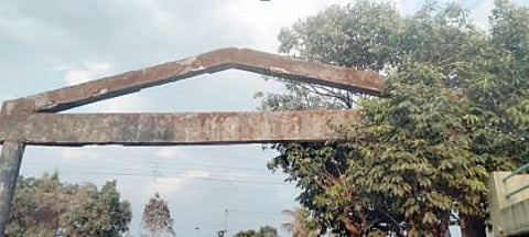 किल्ले रोहिडेश्वर, शिंदचे प्रवेशद्वार बनले धोकादायक ; नव्याने उभारणी करण्याची मागणी