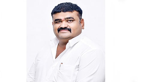 नाशिक : शिवसेनेचे माजी उपतालुकाप्रमुख समीर सावंत यांच्या मागणीच्या पाठपुराव्याला यश; सटाण्यात लागला मुख्यमंत्र्याचा अचानक दौरा