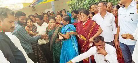 कुटुंबीयांच्या हंबरड्याने अनेकांना अश्रू अनावर; सांगवीच्या इतिहासातील पहिलीच घटना