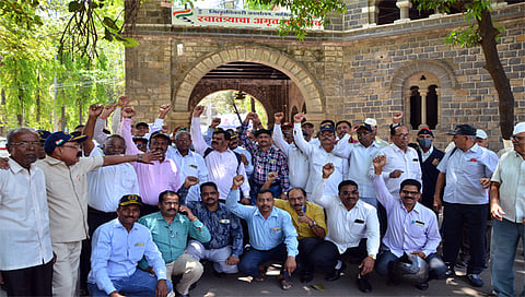 नाशिक : वन रँक वन पेन्शनसाठी जिल्हाधिकारी कार्यालयात आंदोलन करताना माजी सैनिक. (छायाचित्र : हेमंत घोरपडे)