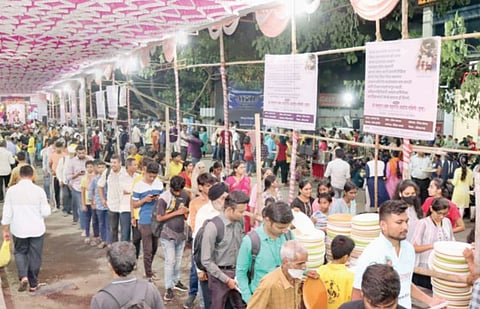 पुण्यात श्री सद्गुरू शंकर महाराजांच्या दर्शनासाठी भाविकांची गर्दी